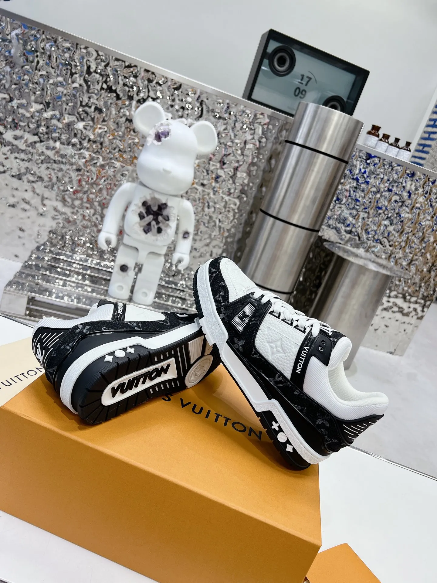 👟👟Ex-factory price 840👟👟 LV top version 2023 new model. Purchasing quality LV~Louis Vuitton Lv TRAINER's best-looking sneakers, Donkey Brand strongly recommends new products, official website limited edition retro basketball sneakers! Both high-cut and low-cut products cost money to purchase an accurate 1:1 replica of the original version. The details are invincible and full of sincerity. The imported and customized original cowhide leather is the same as the original version. The details are 100% restored. The private model customizes the original one-piece T👟👟 ex-factory price U outsole. It is different from other brands. Without the original version, this effect cannot be achieved!    Men's and women's models 35-40 39-45 (45 and 46 are customized and cannot be returned or exchanged)